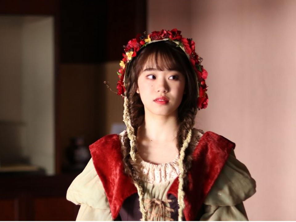 朝月真次郎教授デザインのドレスが「フラワーデザイナー4・5月号」に掲載されました。