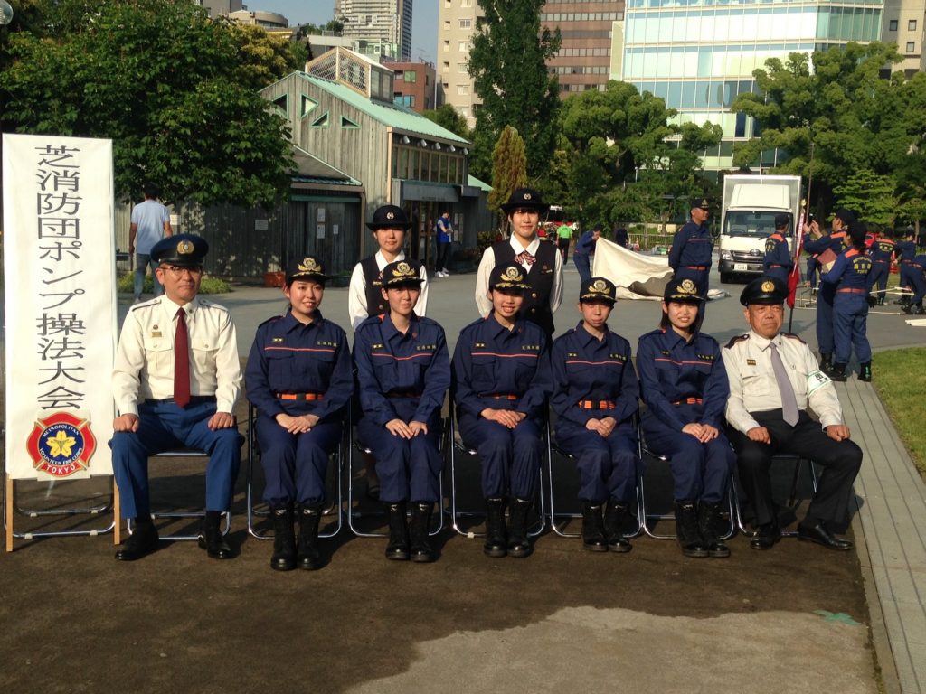 【地域連携】芝公園内で「芝消防団ポンプ操法大会」が行われ、学生消防団8名が参加しました。