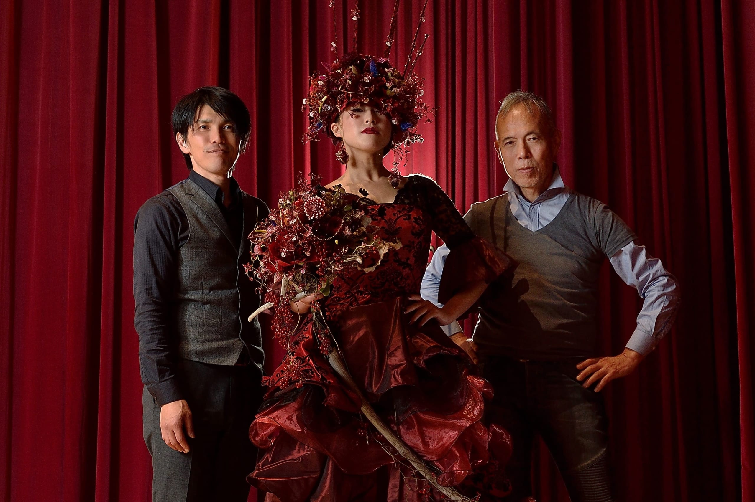 服飾芸術科 朝月真次郎教授デザインのドレスが「フラワーデザイナー12・1月号」に掲載されました。