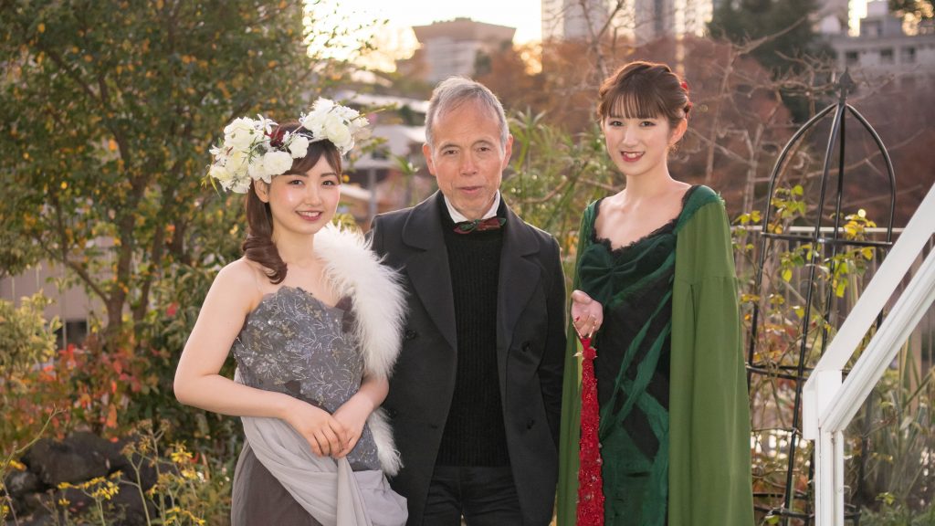 服飾芸術科 朝月真次郎教授デザインのドレスが「フラワーデザイナー2・3月号」に掲載されました。