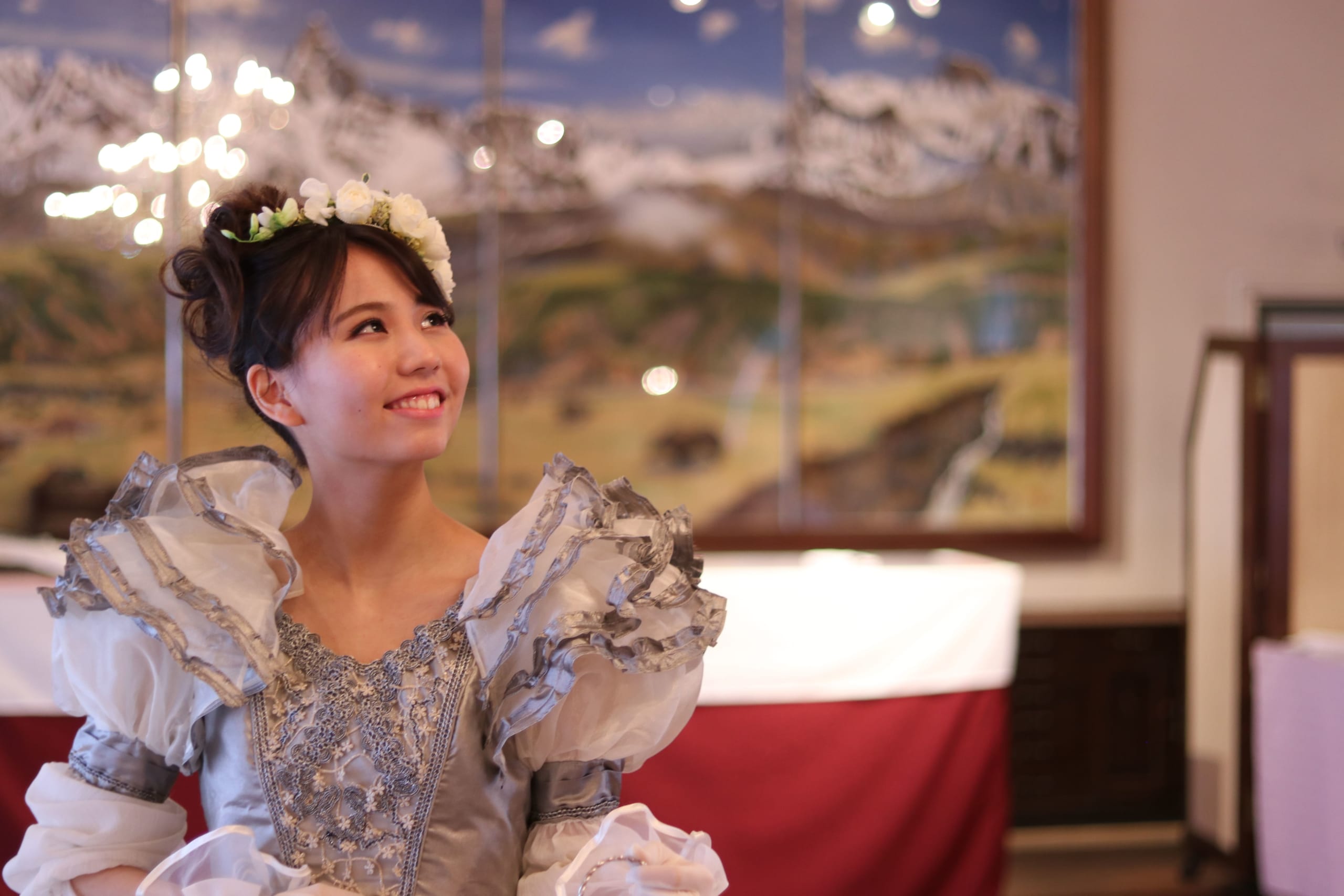 朝月真次郎教授デザインのドレスが「フラワーデザイナー6・7月号」に掲載されました。