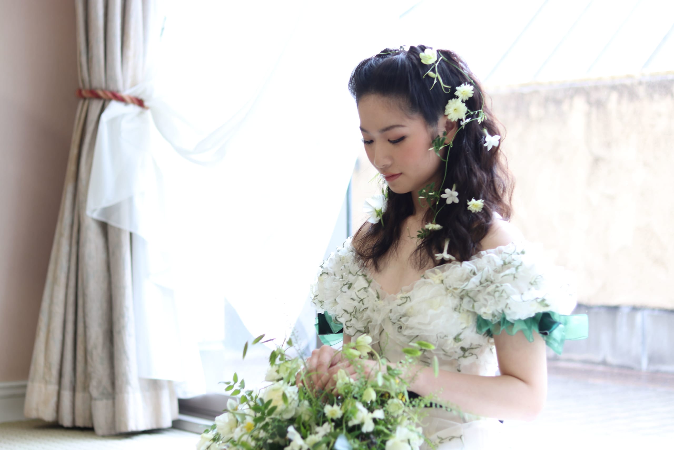 服飾芸術科　朝月真次郎教授デザインのドレスが「フラワーデザイナー4・5月号」に掲載されました。