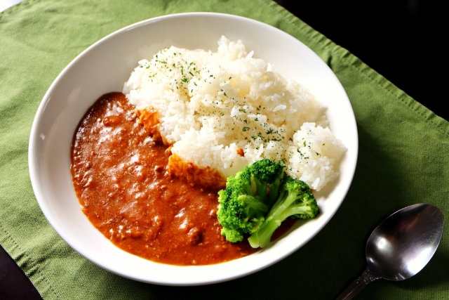 食物栄養科かわらばんVol.18 食育ゼミナールでオリジナルスパイスカレー講座を行いました。