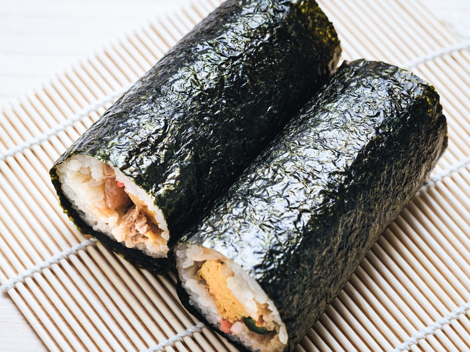 食物栄養科かわらばんVol.13 戸板祭恒例行事「巻き寿司」の紹介