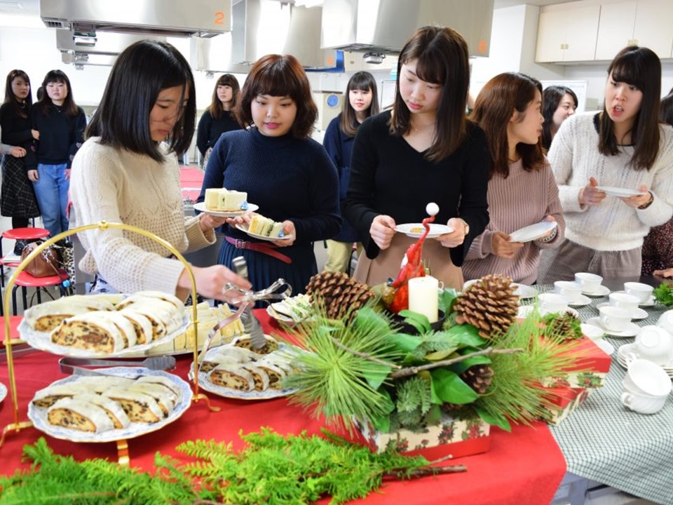 【食物栄養科】フードスタイリングレッスンで「クリスマスティーパーティー」を行いました。