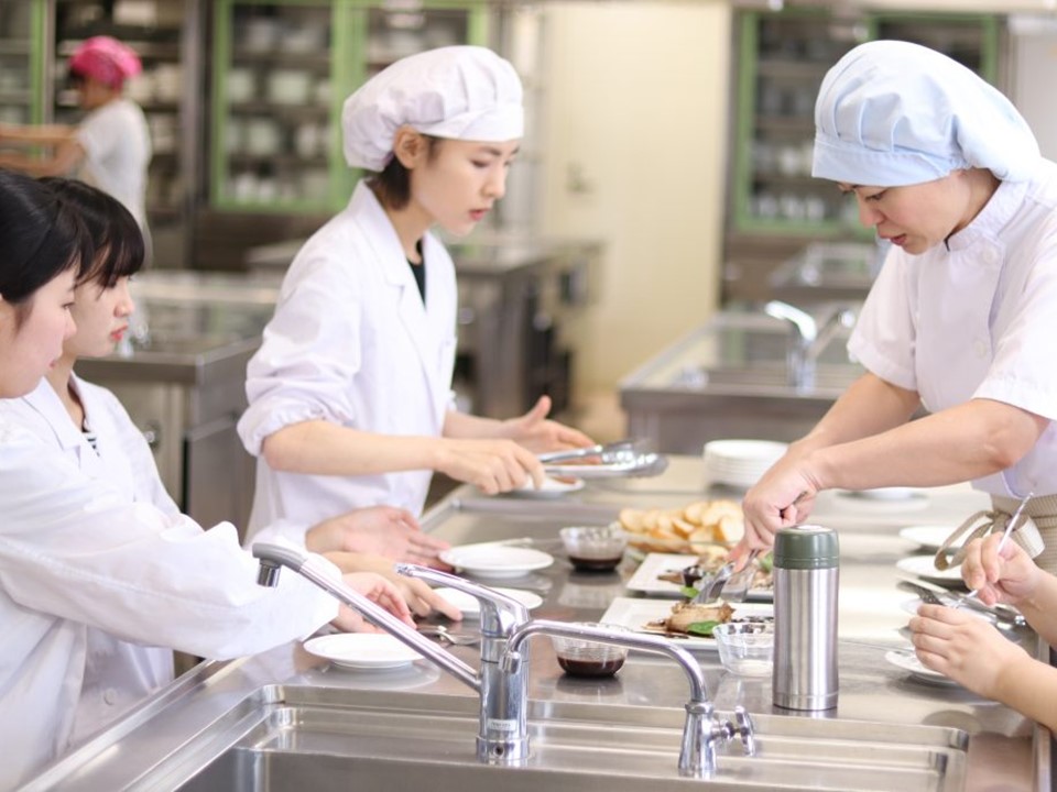 【食物栄養科】川嶋ゼミが、DANRAN亭 炭火鉄板バルのメニュー試作を行いました。