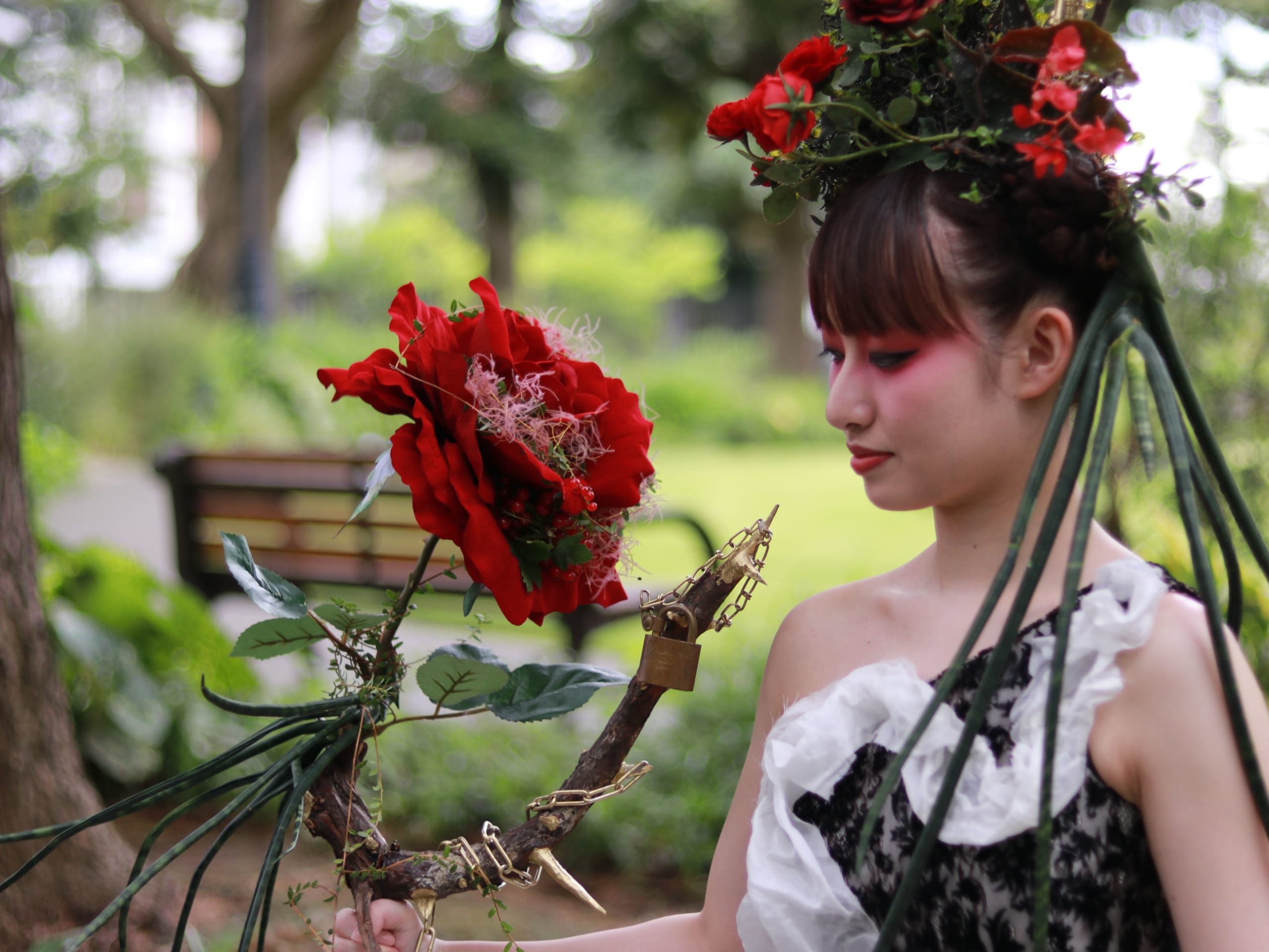 朝月真次郎教授デザインのドレスが「フラワーデザイナー8・9月号」に掲載されました。