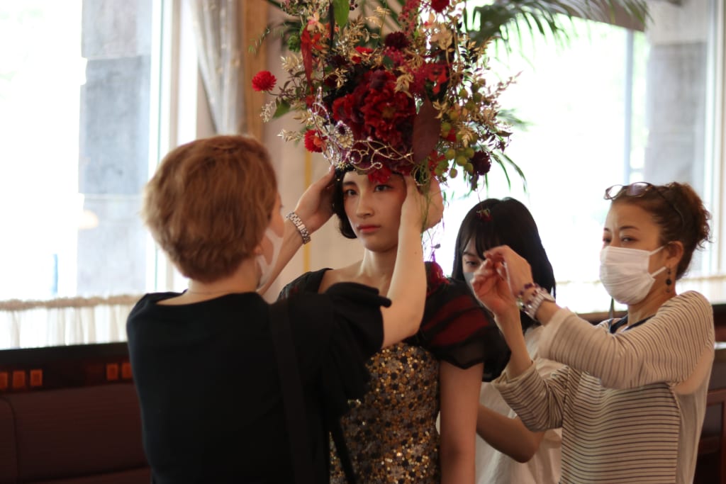 朝月真次郎教授デザインのドレスが「フラワーデザイナー10・11月号」に掲載されました。