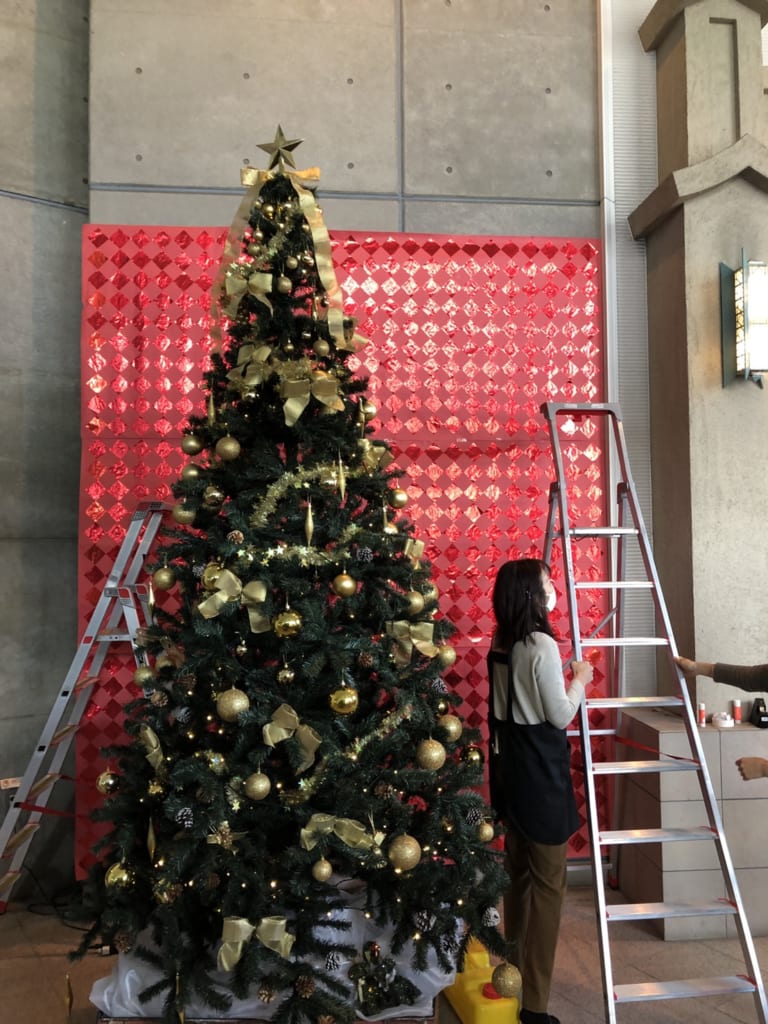 図書館の入り口に巨大クリスマスツリー 赤 が完成しました 戸板女子短期大学