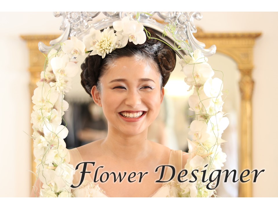 朝月真次郎教授デザインのドレスが「フラワーデザイナー12・1月号」に掲載されました。