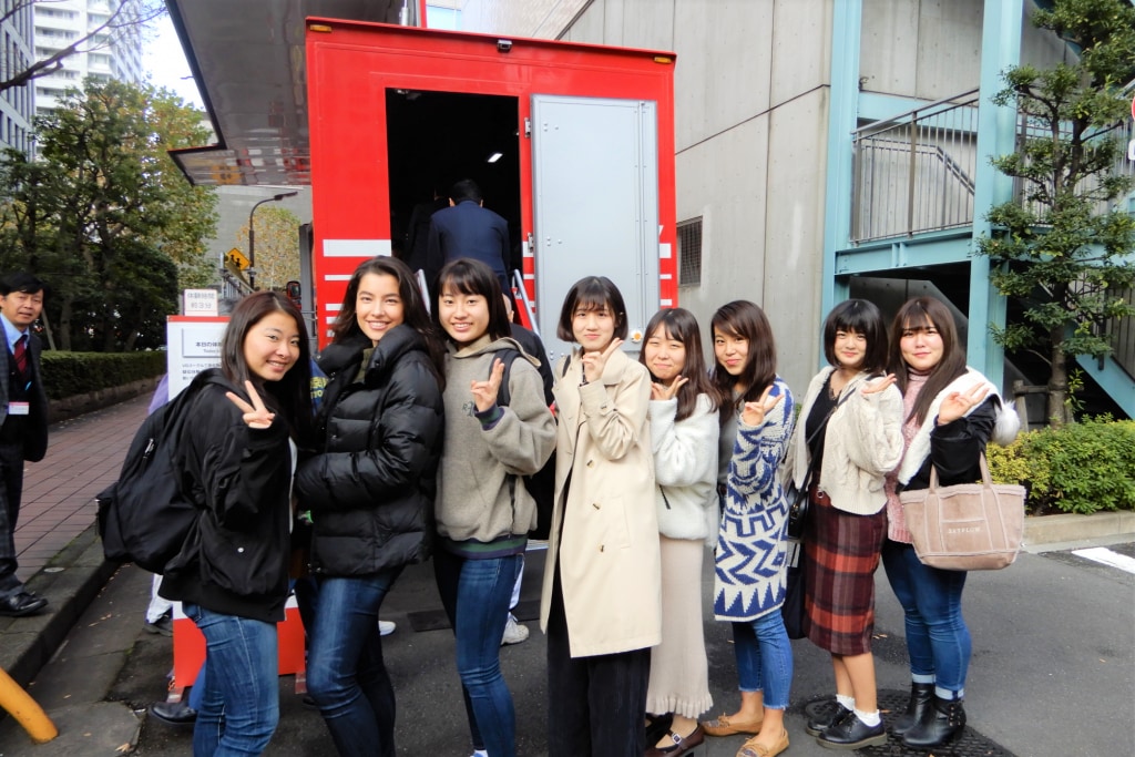戸板女子短期大学　学生消防団員がVR防災体験車を体験しました。