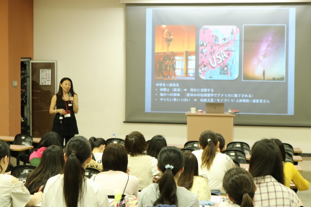 企業で活躍されている2名の女性に授業内でご講演頂きました。