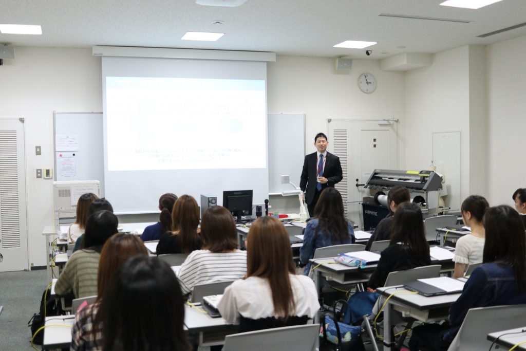 オリエンタルランド人事部　大内様による特別講義を行いました。