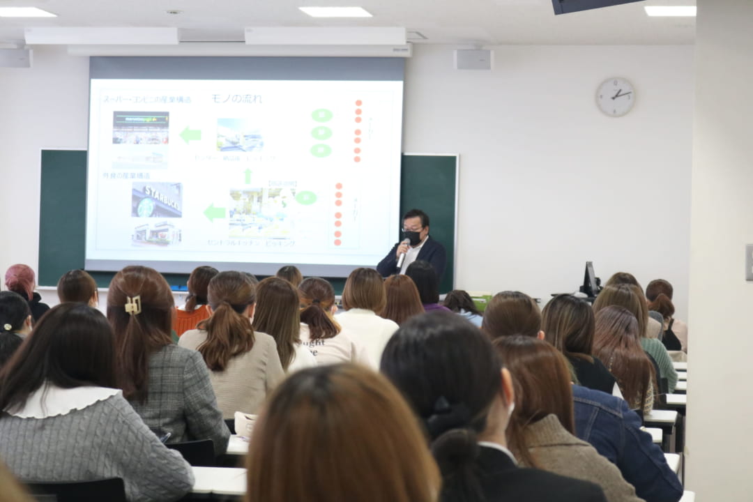 商品開発、バイヤーの仕事の講義を受けました。
