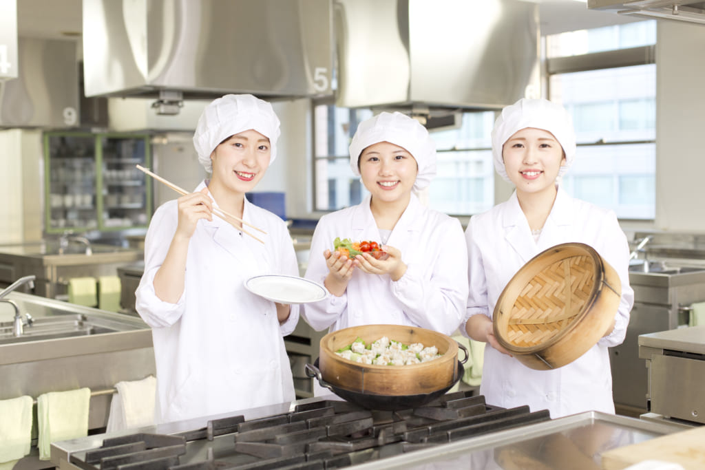 【栄養士になるには】資格の取り方、仕事内容、就職先と給料、管理栄養士との違い